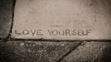 8 SIGNS THAT YOU HAVE FINALLY LEARNED TO LOVE YOURSELF